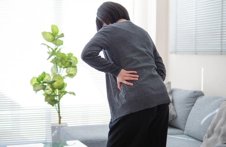 前にかがむと痛い腰痛の原因は？再発しないためにやるべき事